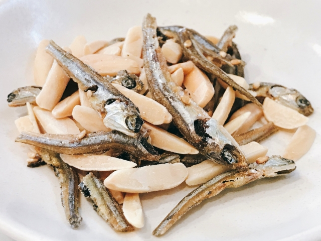 小魚アーモンド